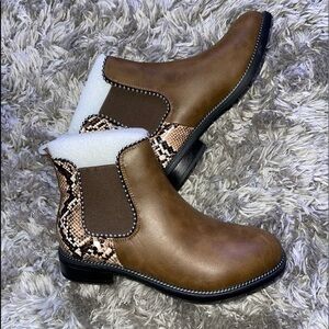 NEW,‎ AOMO LOVE MID HEEL BOOTS, SIZE 9